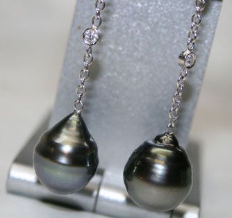 Orecchini a monachella con perle nere e brillanti  - Foto dettaglio N.1